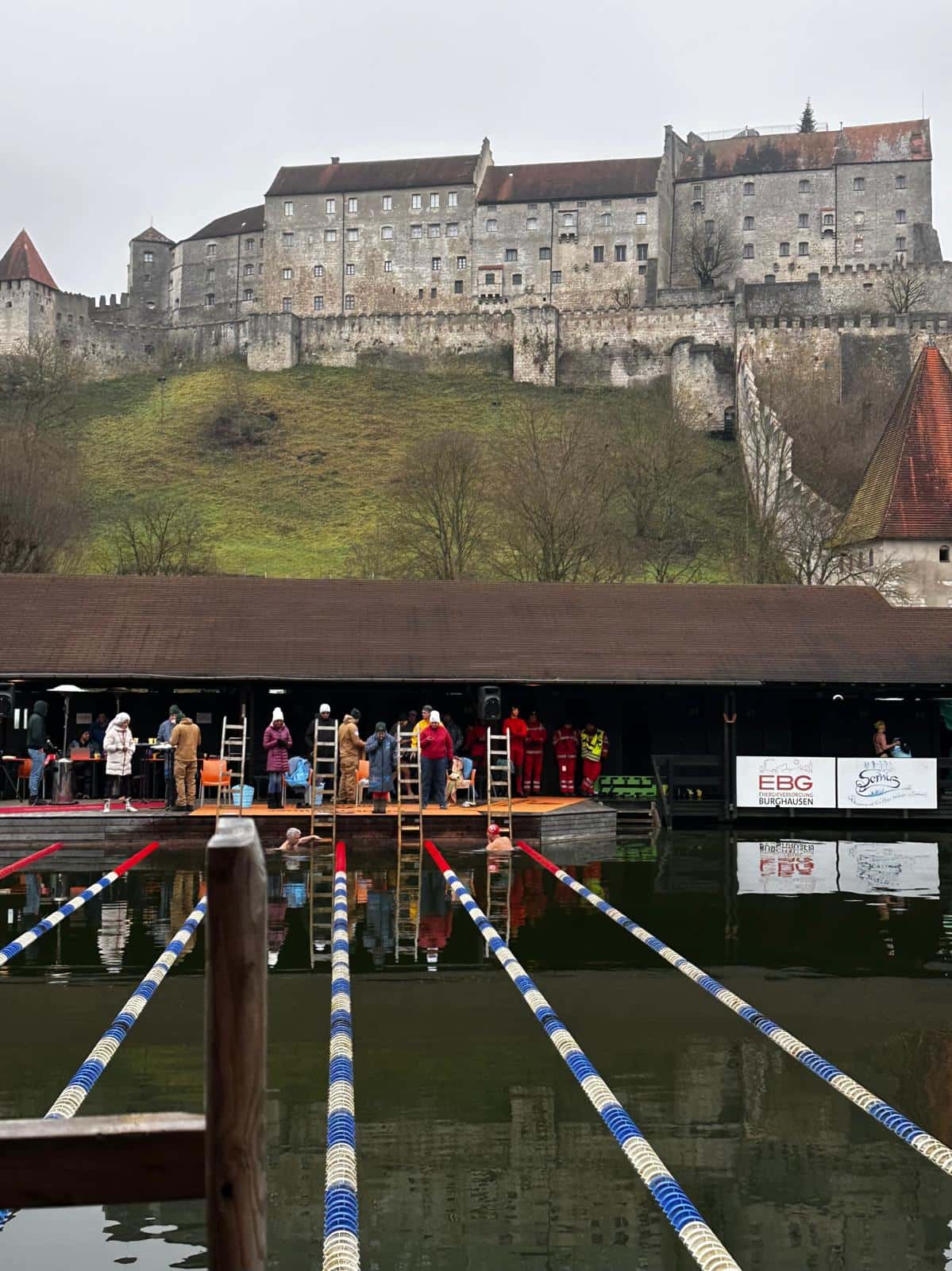 Eisschwimmen: Drei Wettkämpfe in Hannover, Burghausen und Veitsbronn mit Podestplätzen