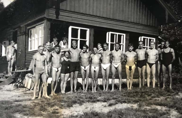 1933