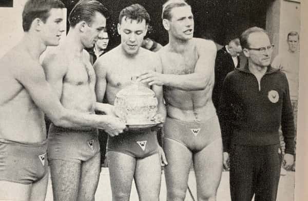 Trainer Heinke mit der deutschen Rekordstaffel im Brustschwimmen im Berliner Olympiastadion