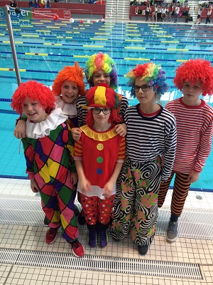 6 Teilnehmer in Clownskostümen bei der Siegerehrung