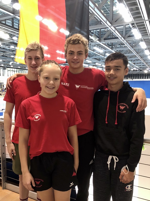 Bild von 4 Schwimmern in der Halle