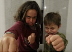 zwei wütende Kinder zeigen Fäuste