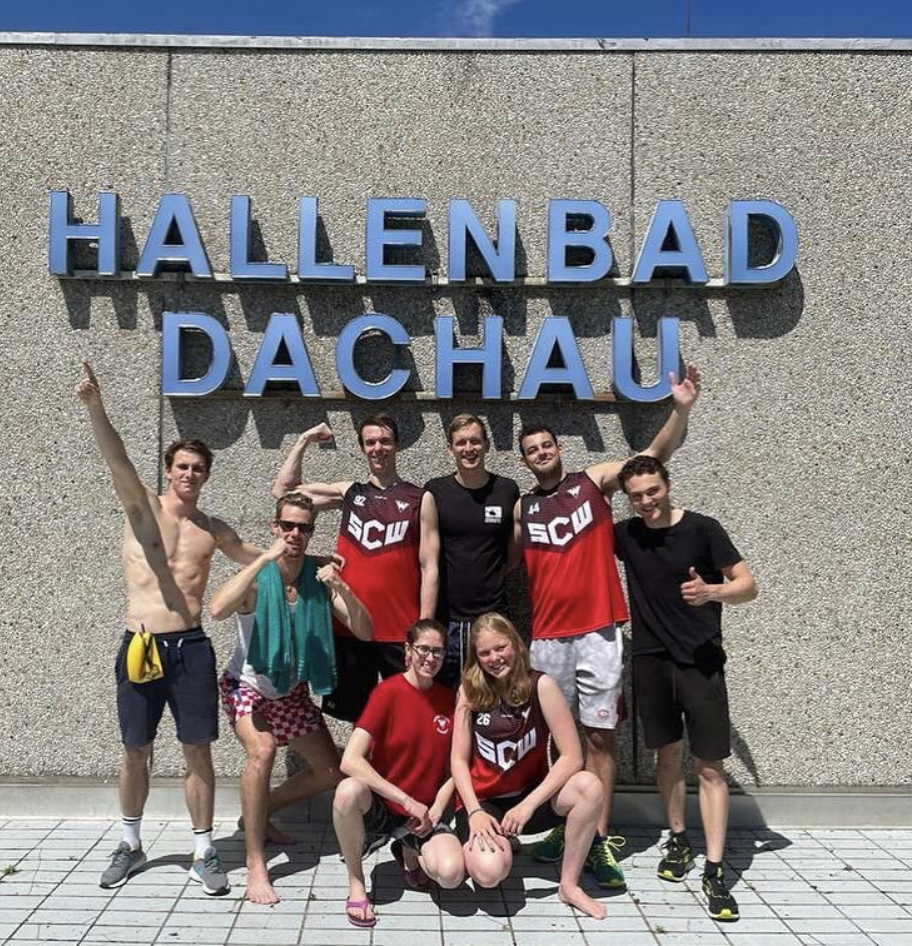 Gruppenbild vor Hallenbad Dachau