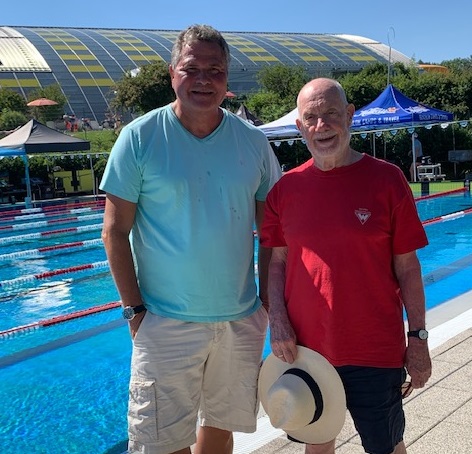Zwei Master-Schwimmer am Beckenrand