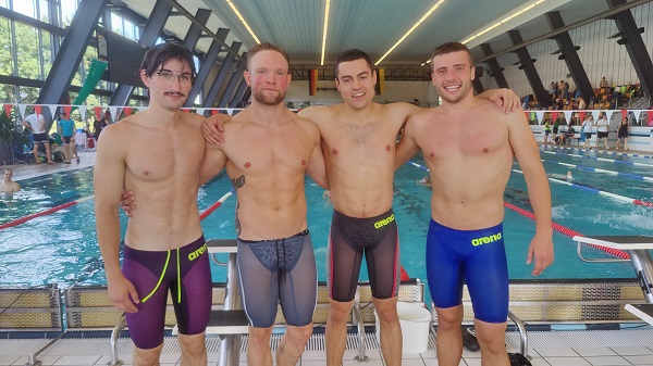 vier Schwimmer am Beckenrand