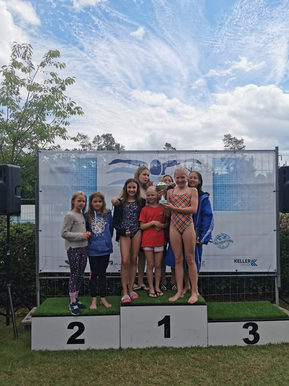 8 Schwimmerinnen auf dem Podest für den Mannschaftspokal weiblich