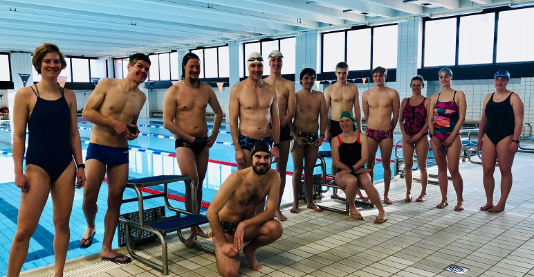 Triathlongruppe im Schwimmbad