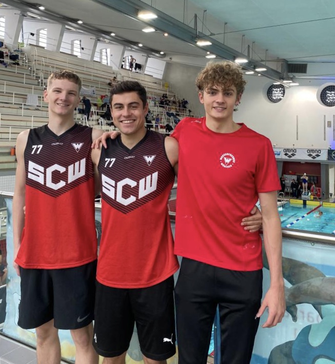 2 Schwimmer mit Trainer im Wettkampfbad Wuppertal