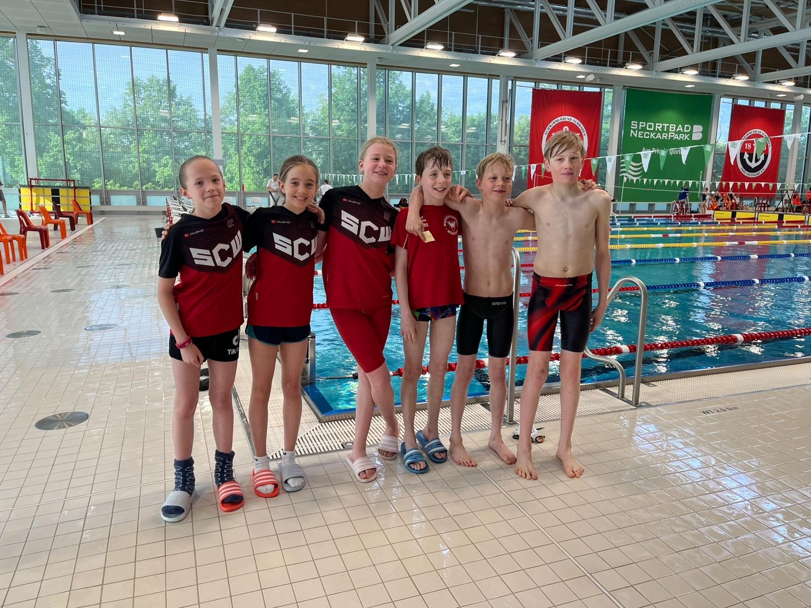 6 Wettkampfteilnehmer im Schwimmbad