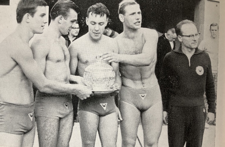 1960 Trainer Heinke mit der deutschen Rekordstaffel im Brustschwimmen im Berliner Olympiastadion