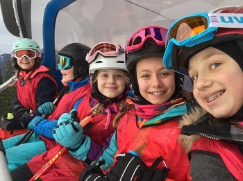 Kinder im Skilift